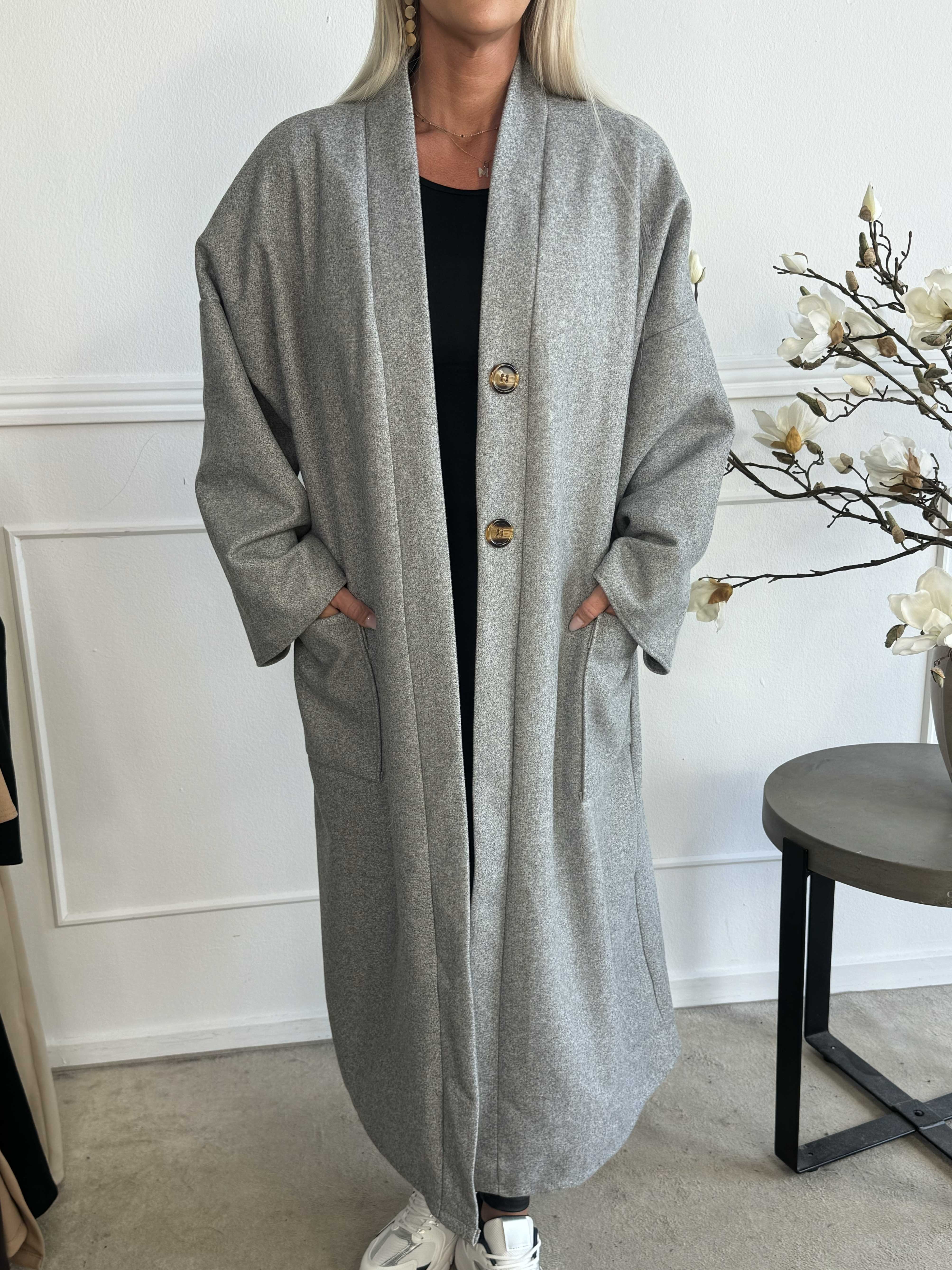 Abbelin - Lång oversized kappa med dekorativa knappar